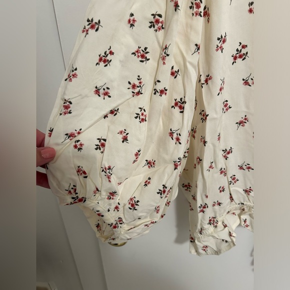 New with tags floral cinched waist tie top - Picture 3 of 6